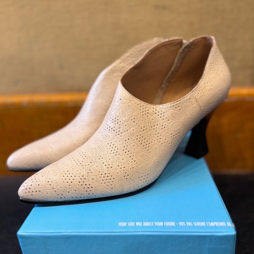 Poser "Edie" Asymmetrical Pump - Women's 10.5 (fits TTS) - Picture 3 of 5